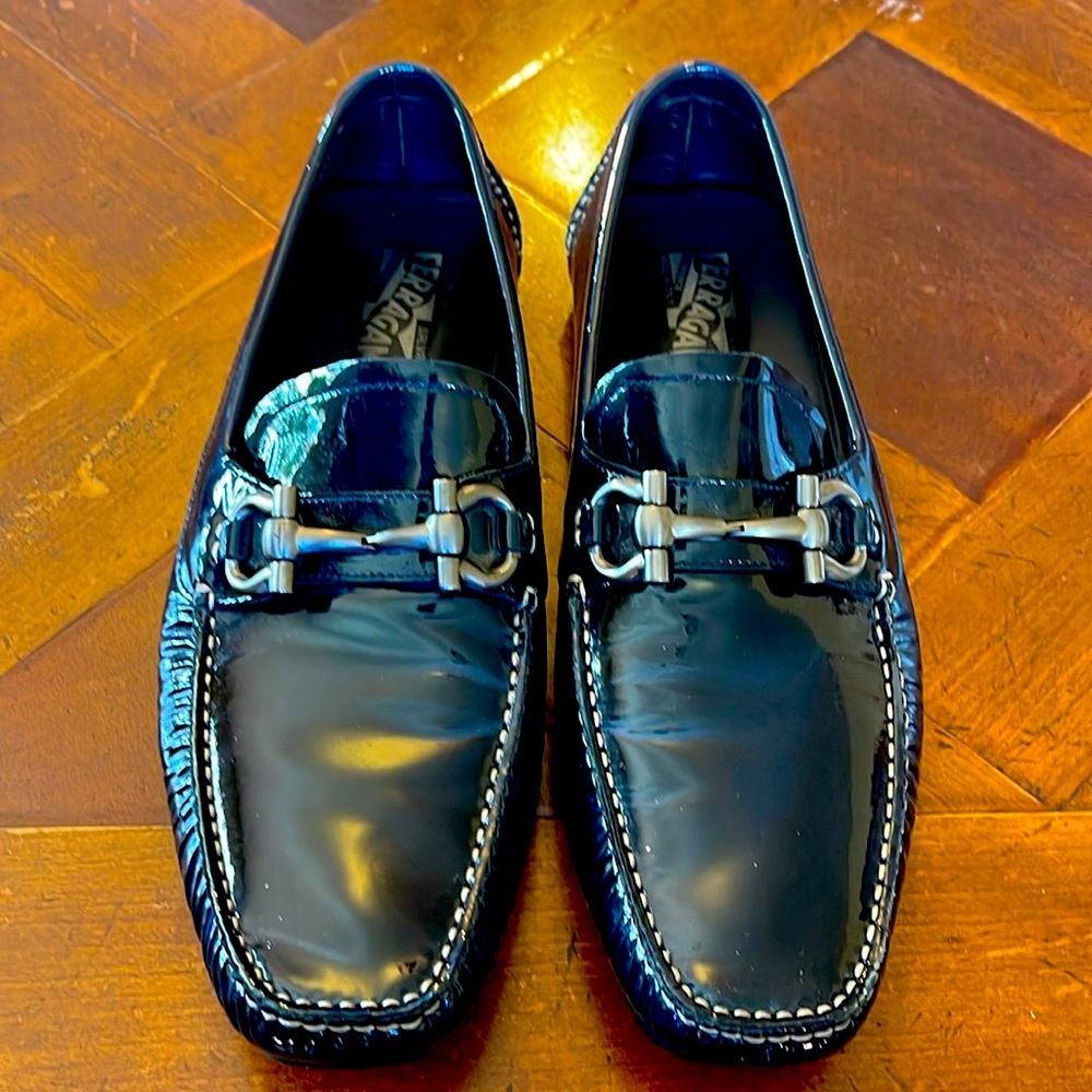 Salvatore’s Ferragamo men’s navy bluee patent leathered Parigi loafers.10D